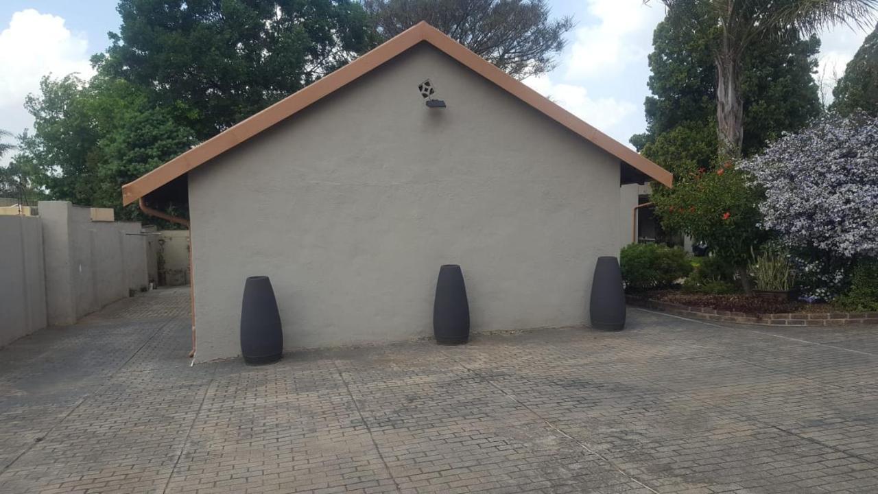 Self-Catering 1Bedr Cottage In Sandton With Free Wifi Johannesburgo Exterior foto