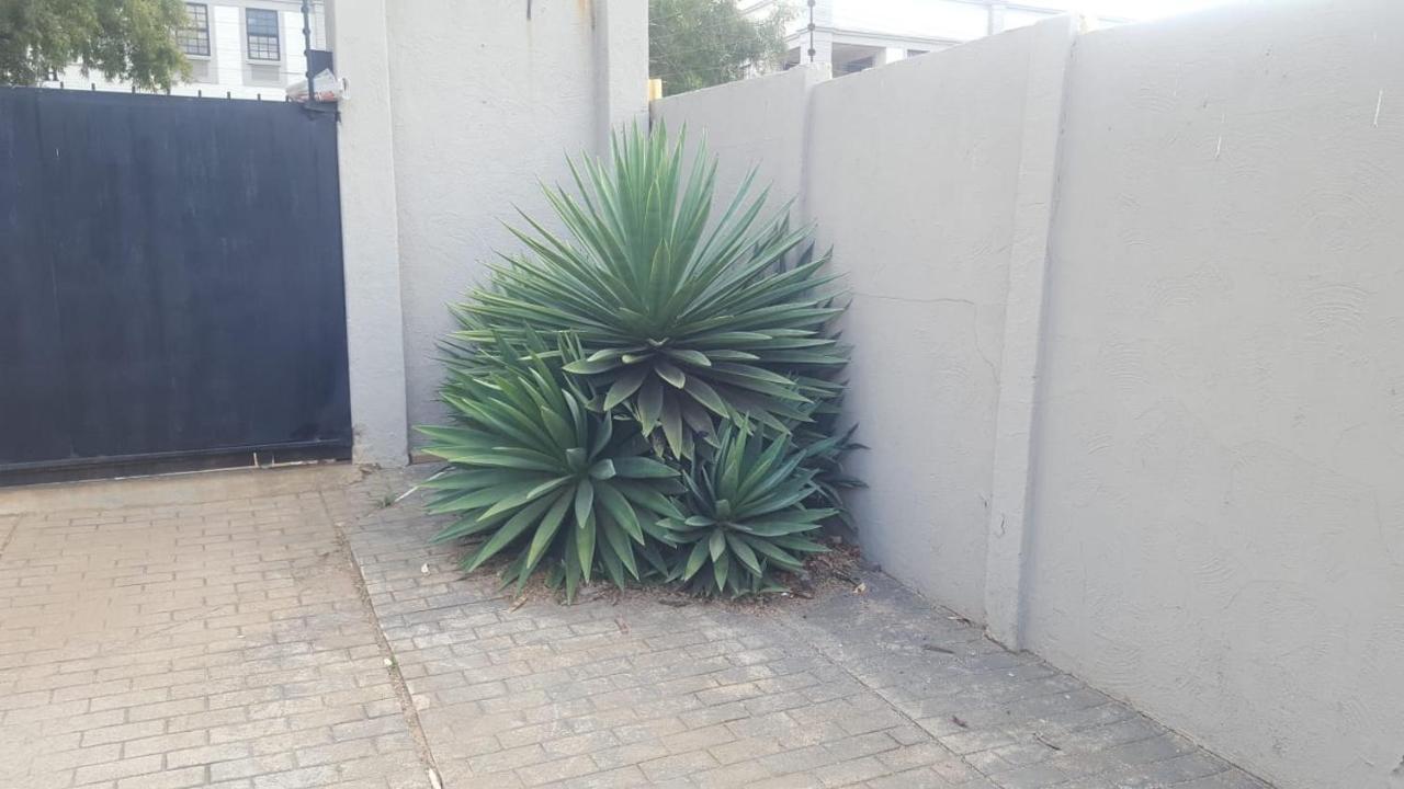 Self-Catering 1Bedr Cottage In Sandton With Free Wifi Johannesburgo Exterior foto